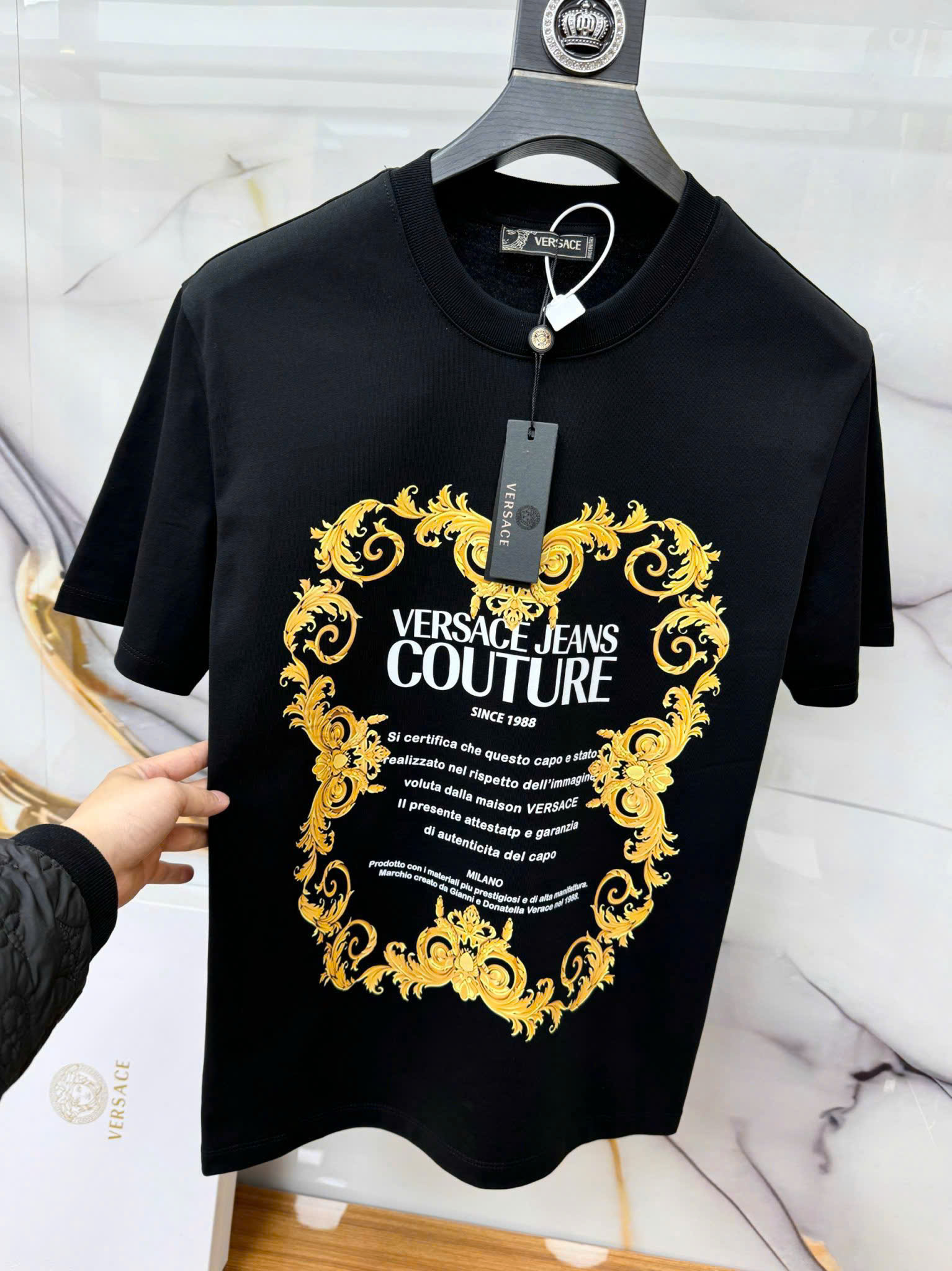 Áo phông T-shirt Versace VS Đen họa tiết chữ khung hoa văn Vàng Like Auth on web MK